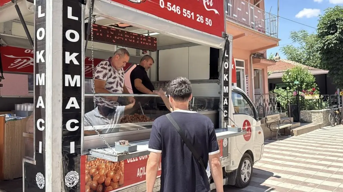 Boşandı, lokma dağıtarak kutladı! Tabeladaki yazı şaşkına çevirdi