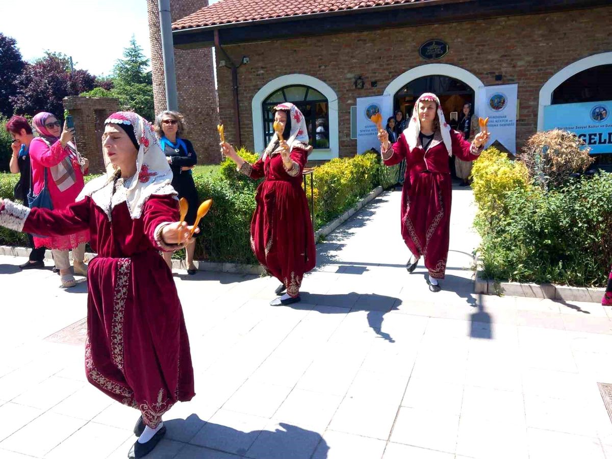 Eskişehir'de yıl sonu 'El Sanatları ve Nakış Sergisi' açıldı