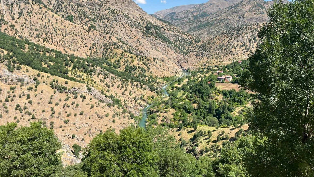 Piknik faciaya dönüştü: Çaya giren genç kayboldu