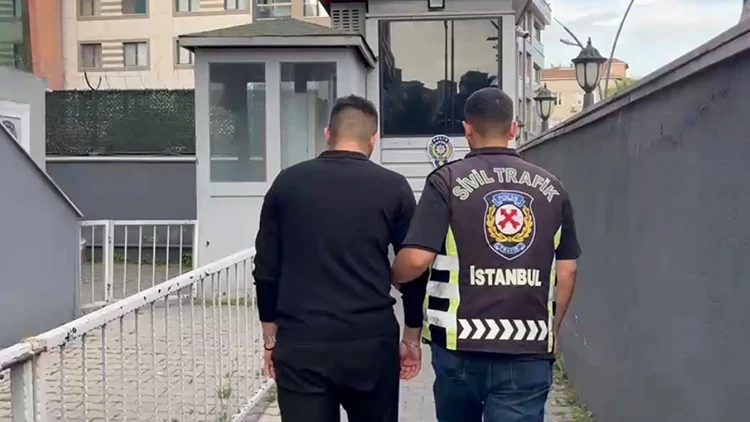 İstanbul’da trafikte 'önüme kırdın' kavgası: Araçtan inip kadın sürücüye saldırdı