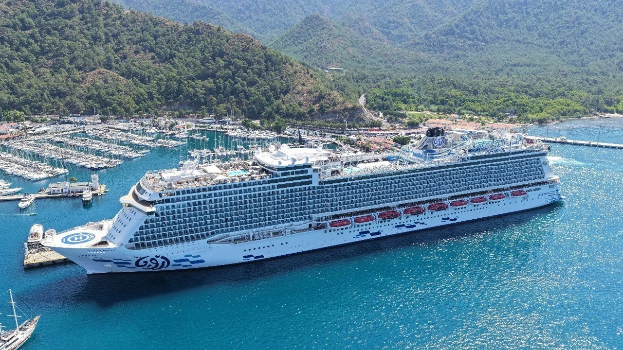 Marmaris'e "Aroya" kruvaziyeriyle bin 820 turist geldi