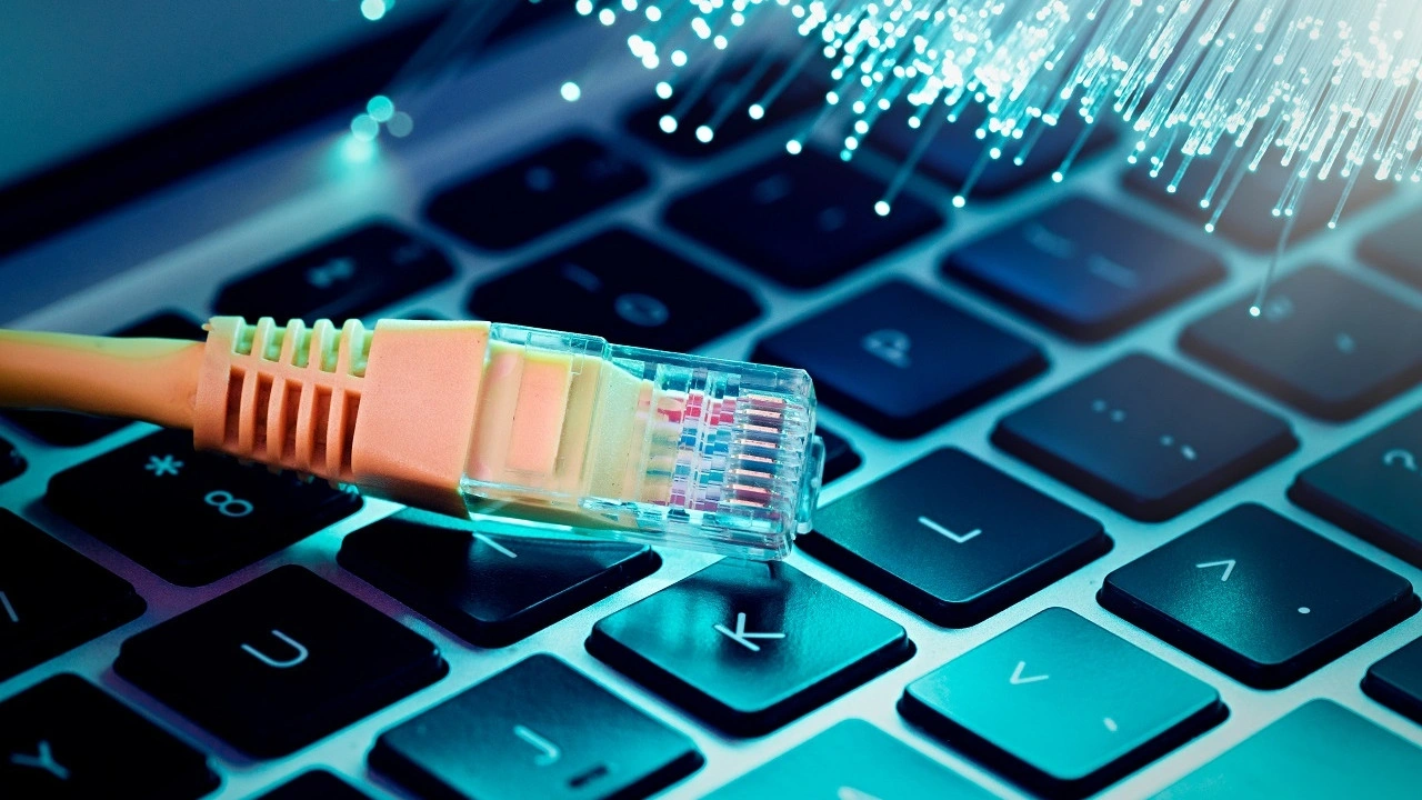 Wi-Fi'ın fişini çekmeye hazır olun: Bilim insanları ışık hızında internet geliştirdi!