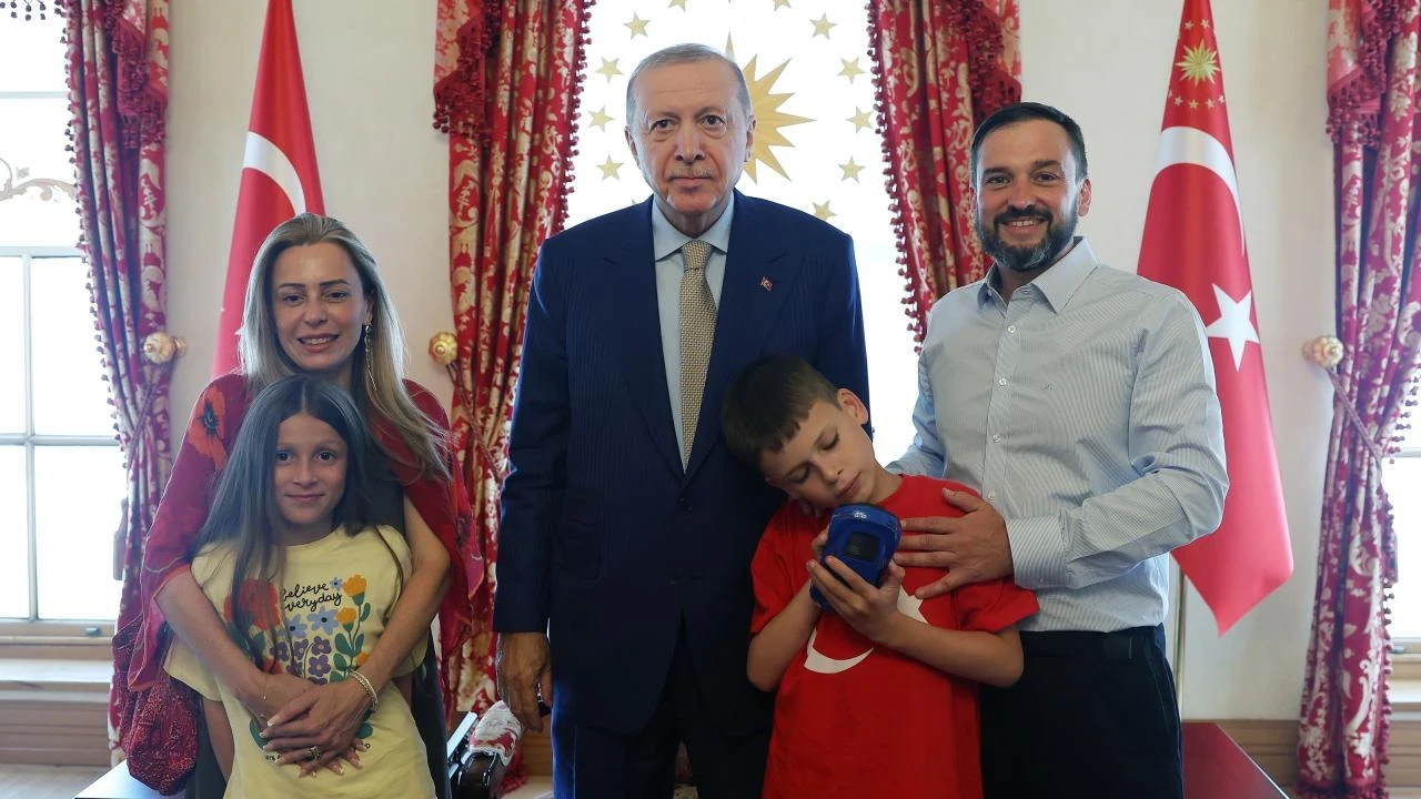 "Cake Not Hate" kampanyasıyla dünyaya hoşgörü mesajı vermişti: Cumhurbaşkanı Erdoğan, 12 yaşındaki Joshua Harris'i kabul etti