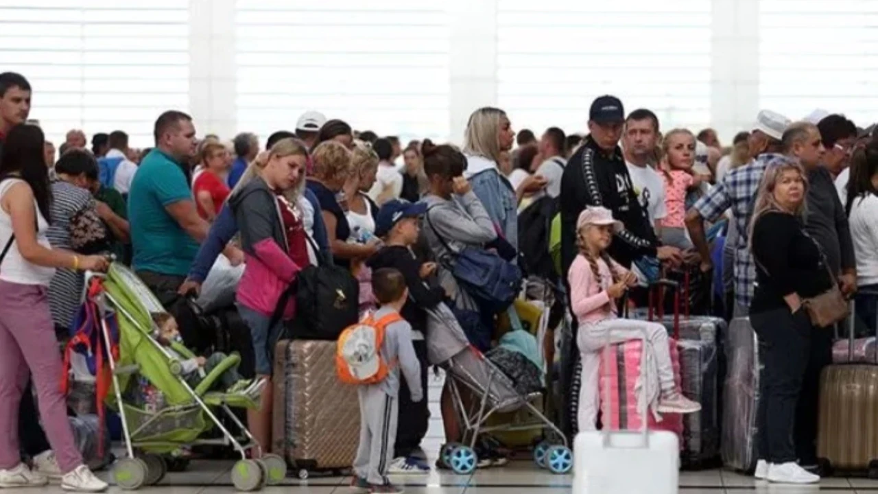 Turistlerden elçiliklere ilginç talepler: Saç boyası ve yarış bileti istediler