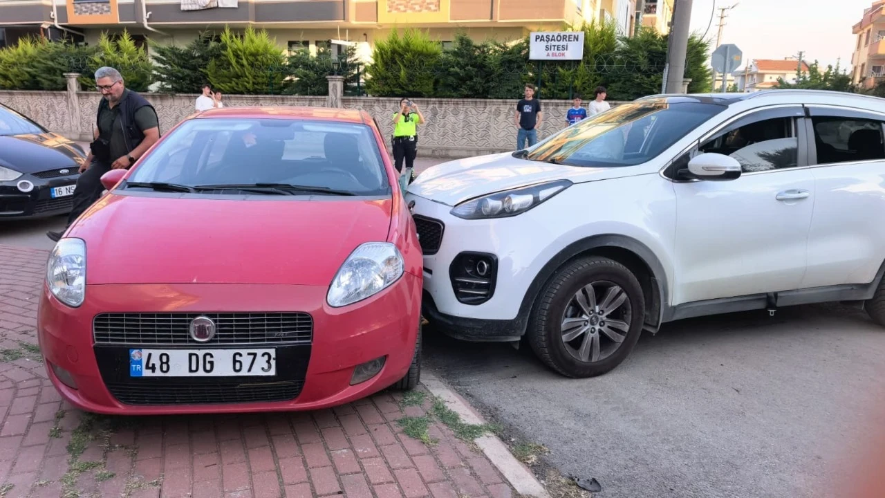 Kavşakta can pazarı! İki araç çarpıştı, 4 yaralı