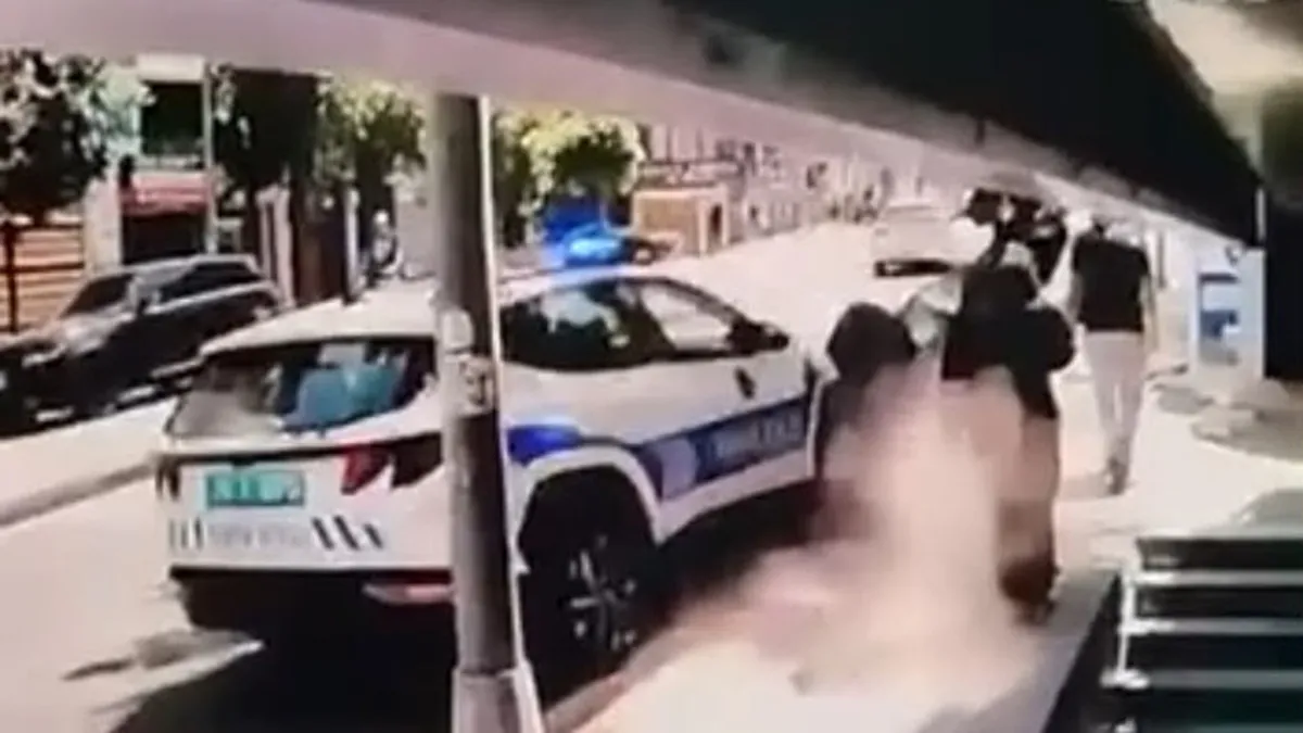 Fatih'te feci kaza! Polis aracı motosiklete çarptı: 3 yaralı
