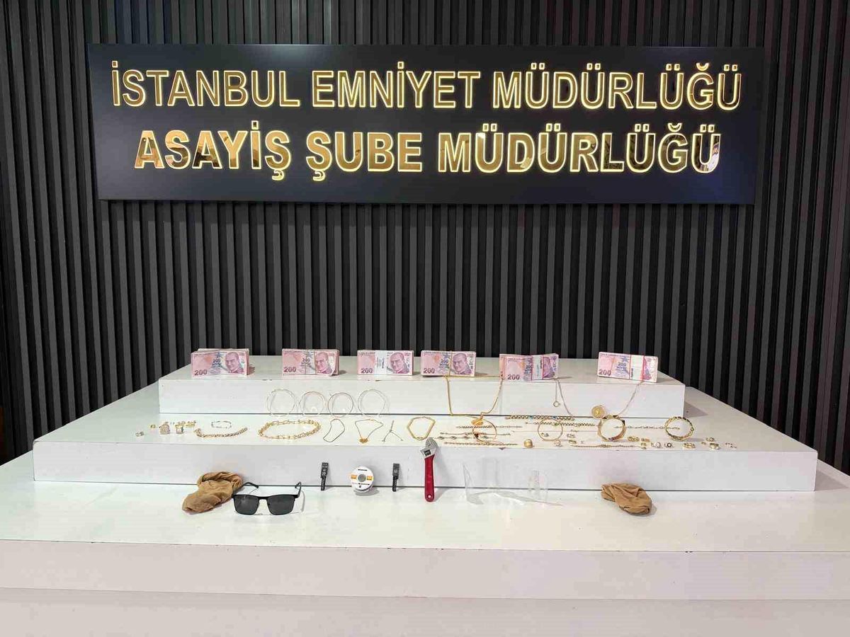 İstanbul'da suç makinesi kadınların üzerinden 1 milyonluk ziynet eşyası çıktı, takside yakalandılar