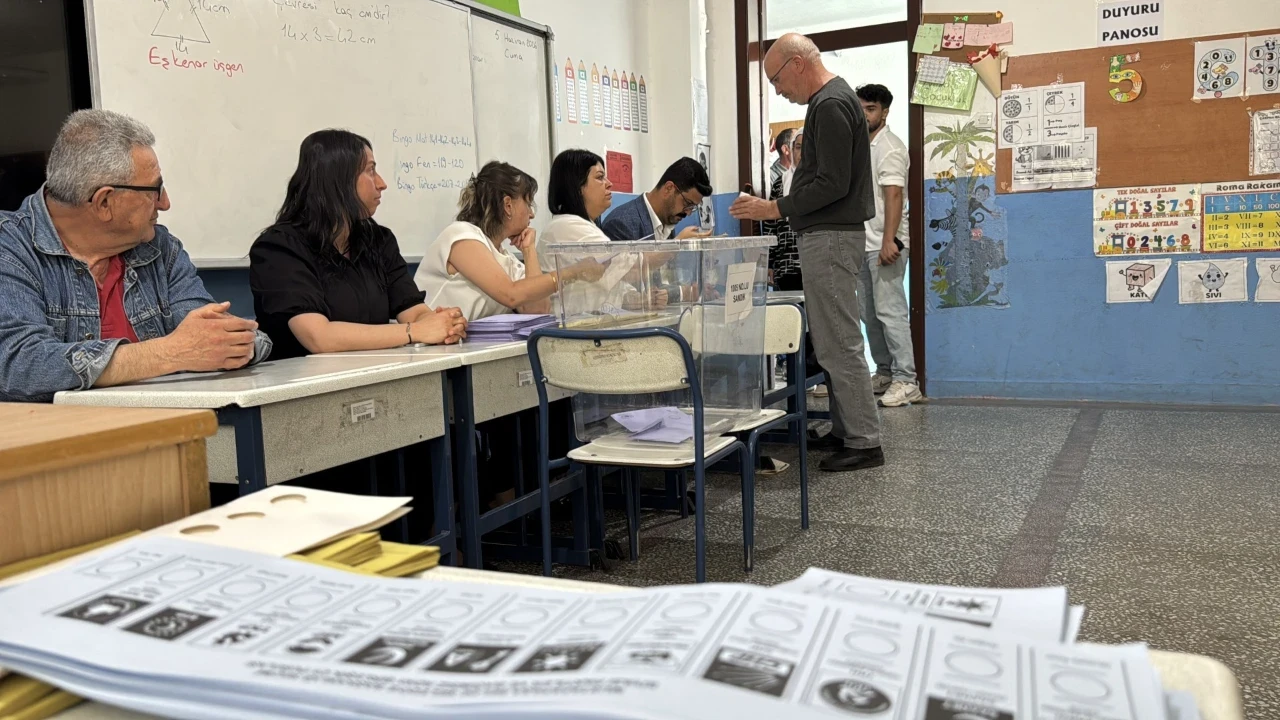 Üç şehirde sandıklar kuruldu, seçim başladı