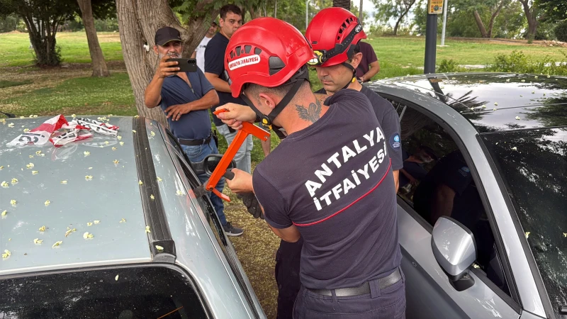 Bir yaşındaki Firuz otomobilde mahsur kaldı: İtfaiye seferber oldu