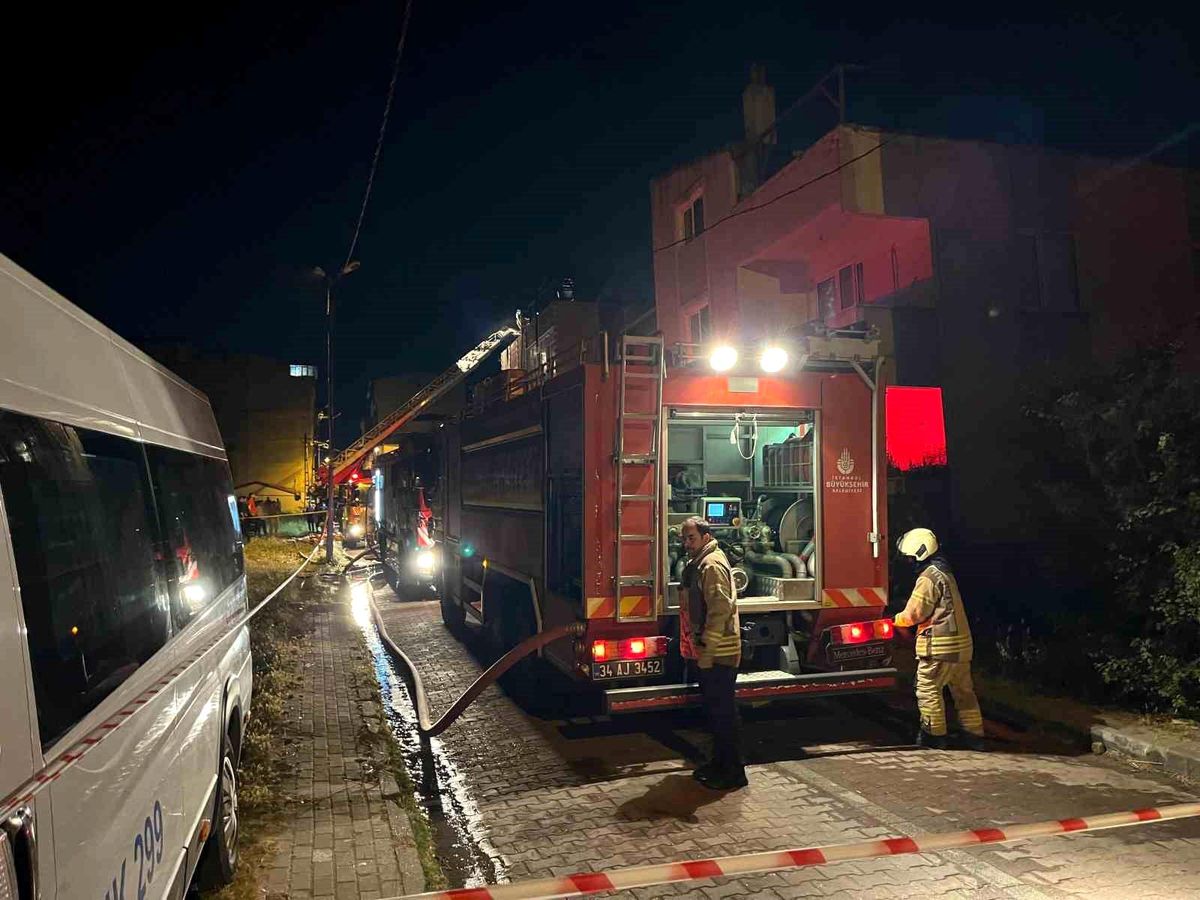 Avcılar'da üç katlı binanın çatısı alev alev yandı