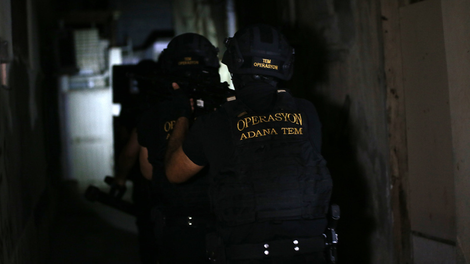 Adana'da “Atariciler” ve “Kurşunlar” isimli silahlı suç örgütlerine yönelik operasyonlarda 79 şüpheli yakalandı