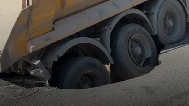 Beylikdüzü'nde yol kamyonun ağırlığına dayanamadı: Kum yüklü araç asfalta saplandı