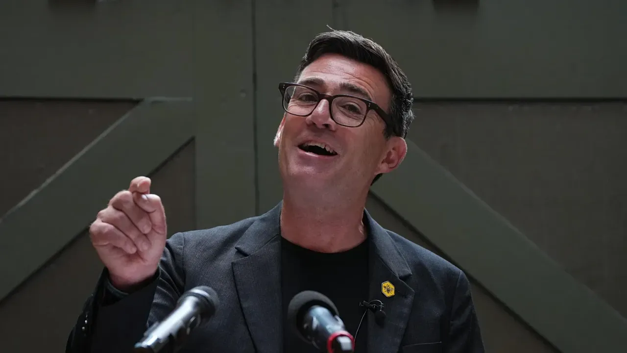 İngiltere'nin yeni başbakanı belli oluyor: Burnham İşçi Partisi lideri oldu!