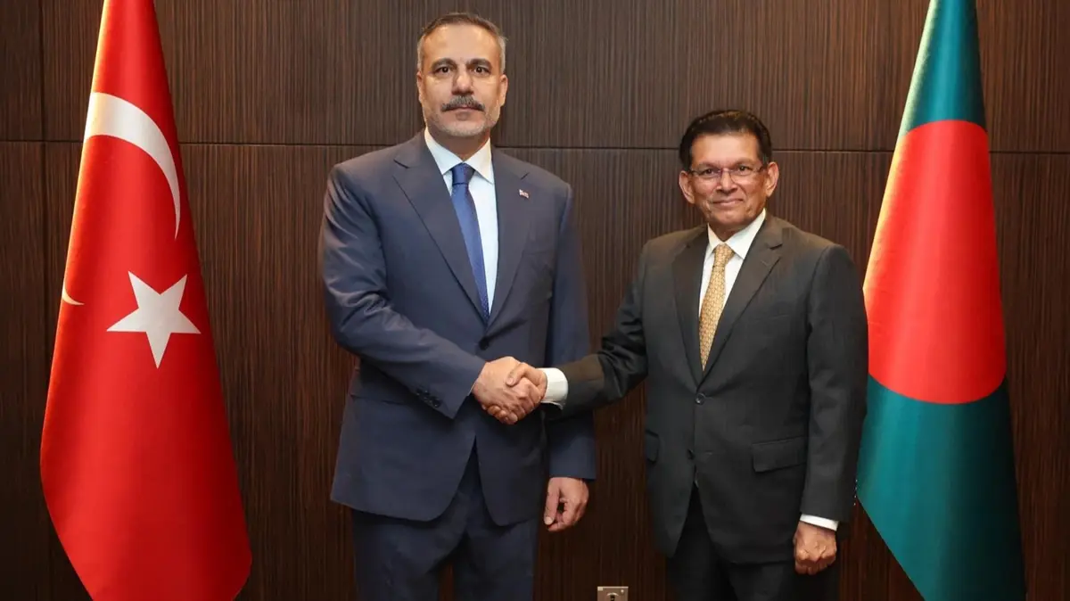 Asya turunda yeni durak Bangladeş! Bakan Fidan mevkidaşıyla bir araya geldi