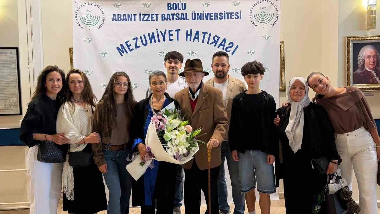 76 yaşında üniversite mezunu oldu