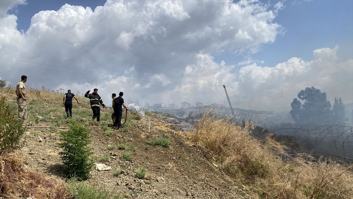 Hatay'da bahçede çıkan yangında otomobil kullanılamaz hale geldi