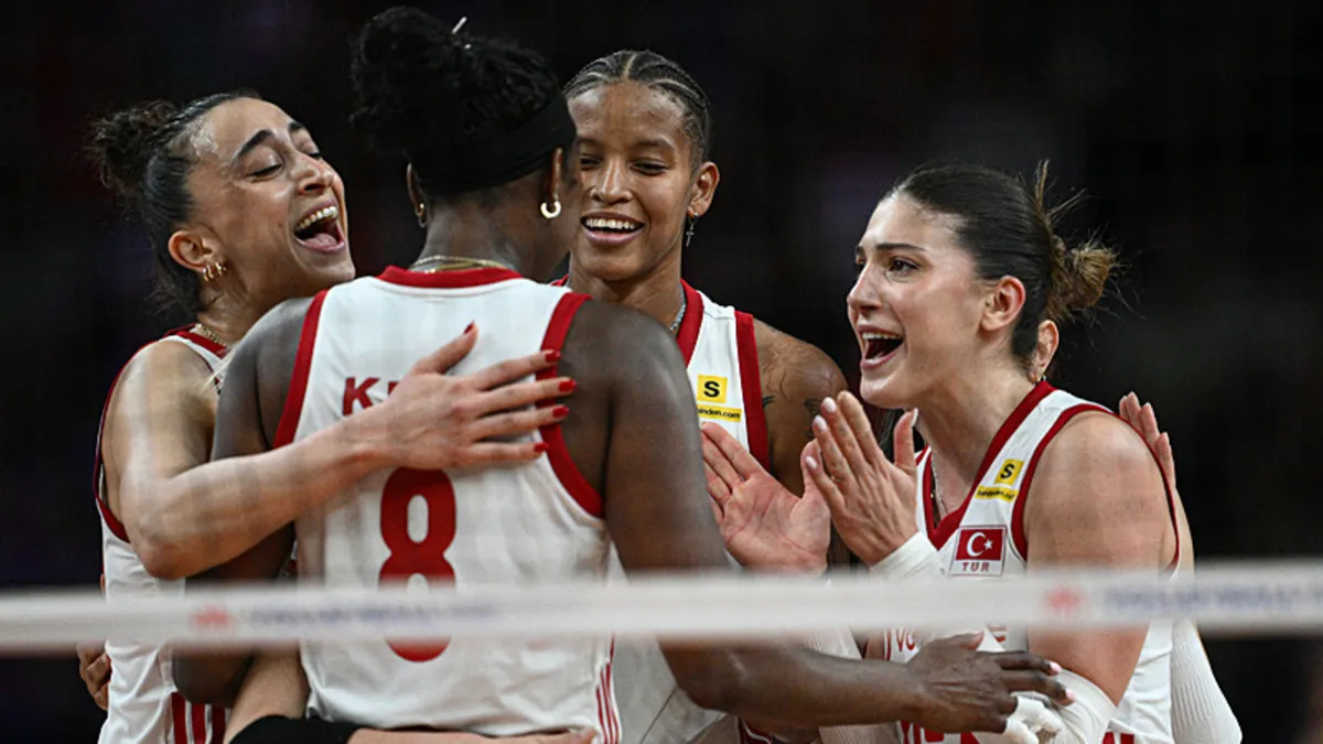 İletişim Başkanı Burhanettin Duran'dan A Milli Kadın Voleybol Takımı'na tebrik!