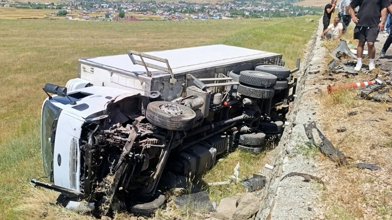 Muş'ta feci kaza! Kamyon ile çarpışan otomobil hurdaya döndü: 2 kişi öldü, 1 kişi yaralandı