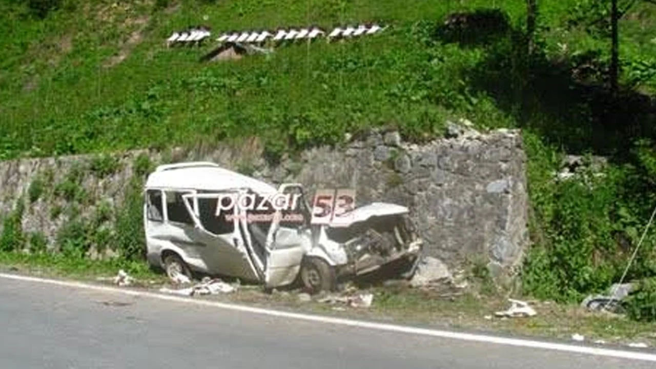 Ayder yolunda feci çarpışma! Lüks otomobil ile ticari araç kafa kafaya girdi, 3 yabancı çocuk yaralandı!