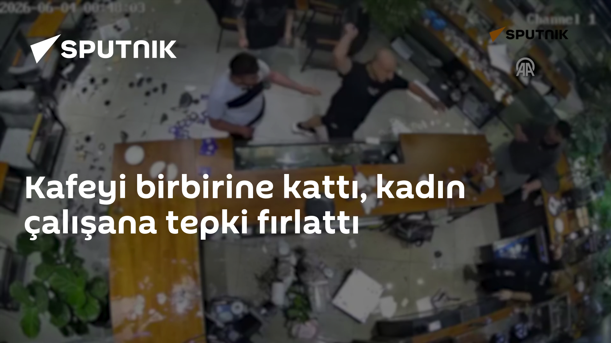 Kafeyi birbirine kattı, kadın çalışana tepki fırlattı