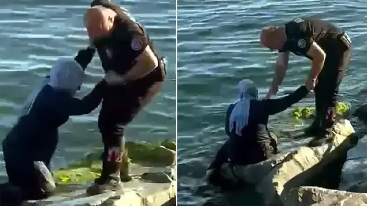Avcılar'da denize düşen kadını polisler kurtardı