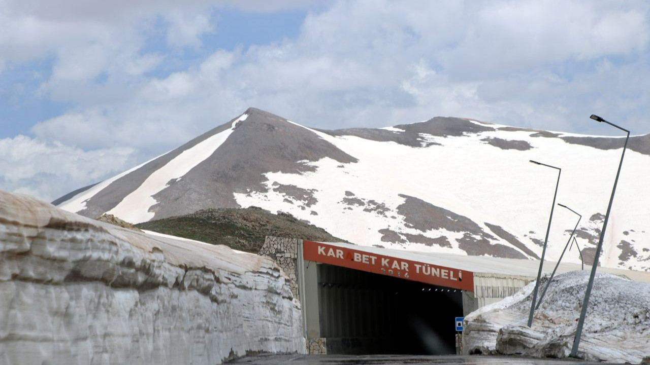 Van-Bahçesaray yolu 5,5 ay sonra kontrollü trafiğe açıldı