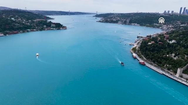 İstanbul Boğazı’nda görsel şölen: Megakentin incisi 'turkuaz' rengine büründü
