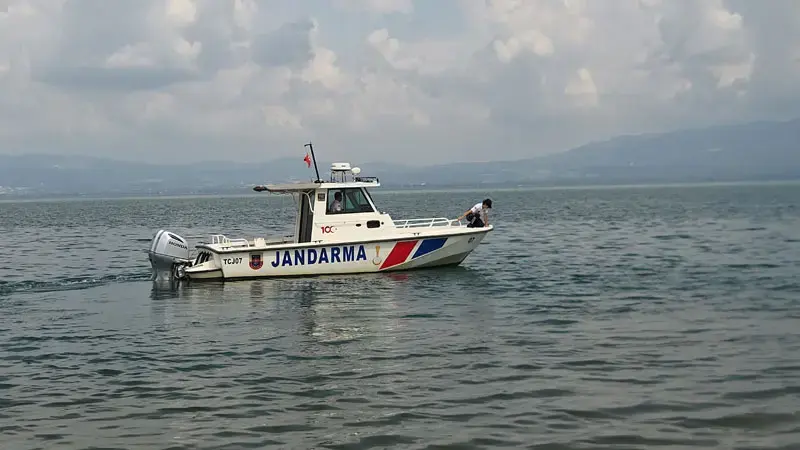 2 arkadaş, serinlemek için girdikleri İznik Gölü’nde kayboldu
