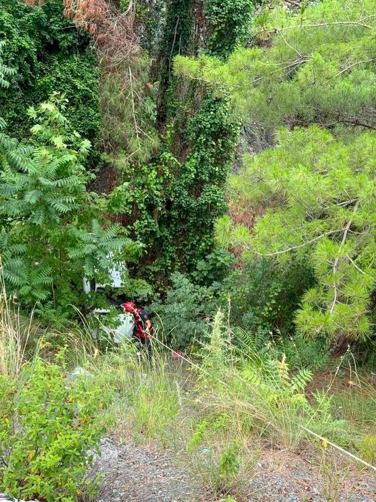 Dörtyol'da uçurumdan uçan otomobilin sürücüsü yaralandı