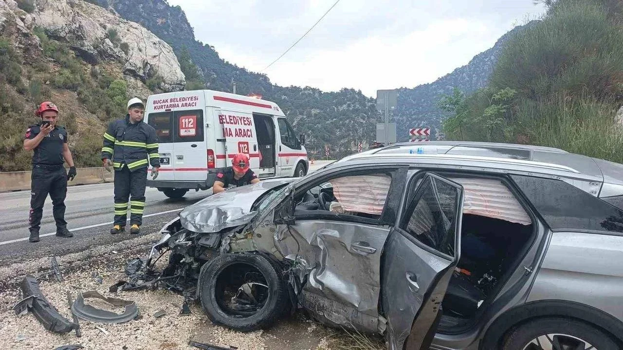 Otomobil ile pikap çarpıştı, yaralılar var