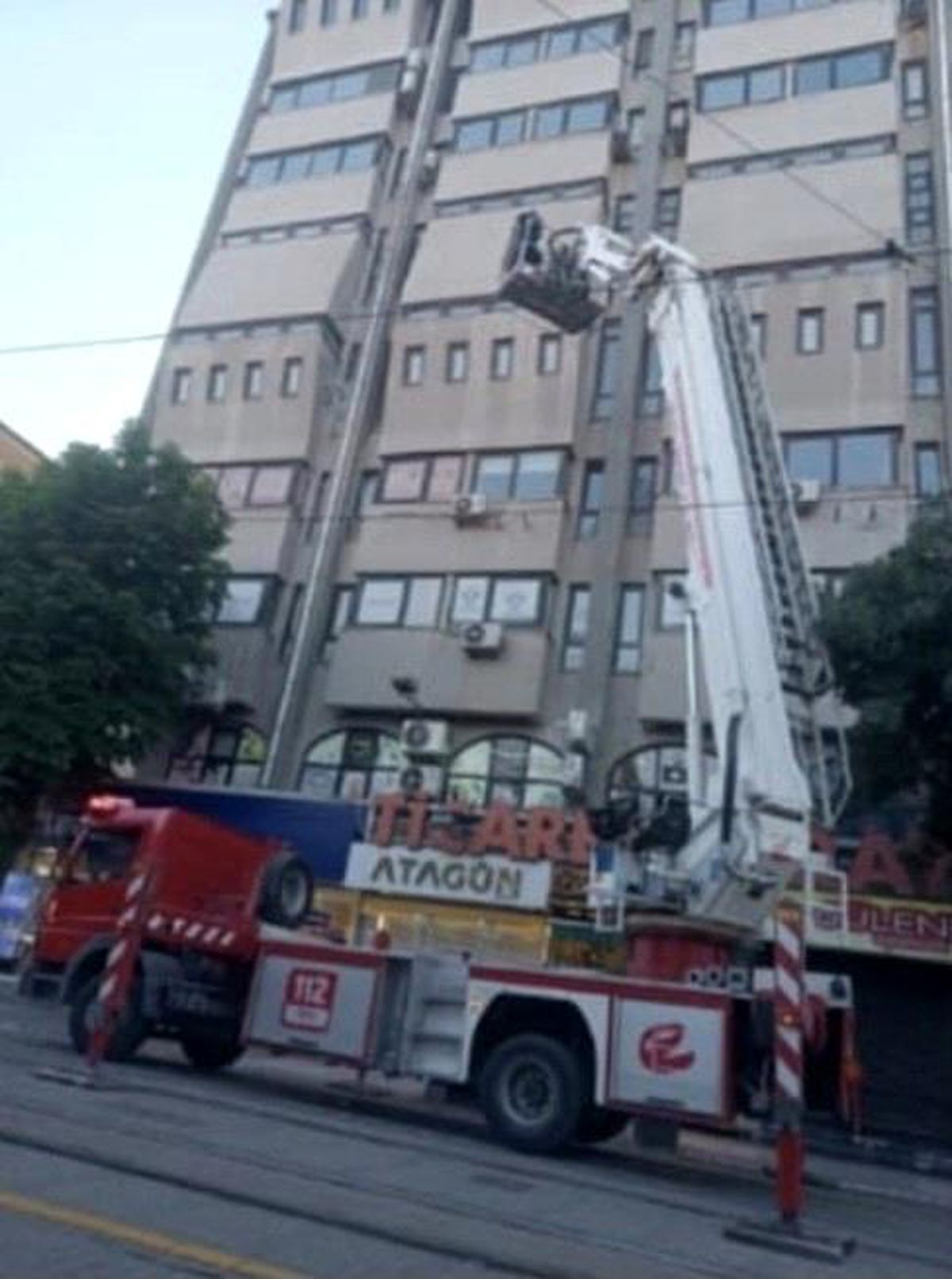 Binanın dış cephesindeki beton parçalar yayaların arasına düştü