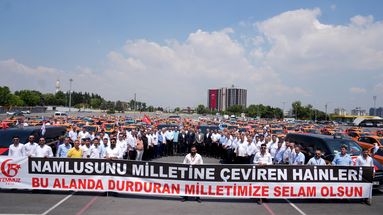 İstanbul'daki taksicilerden 15 Temmuz konvoyu