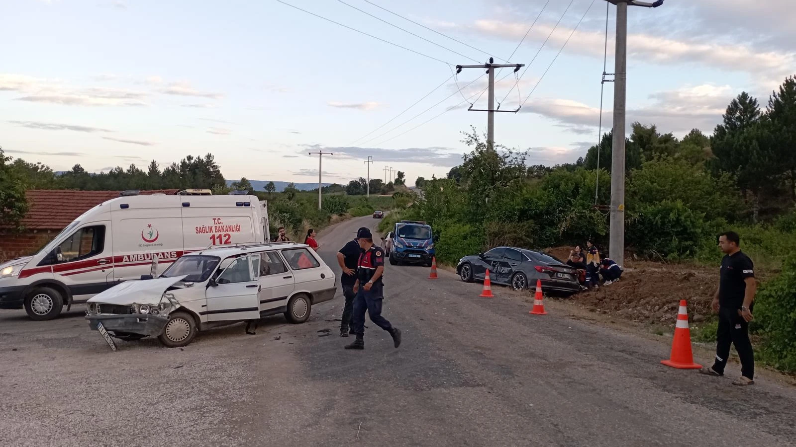 Bilecik'te 2 otomobilin çarpıştı; 10 kişi yaralandı