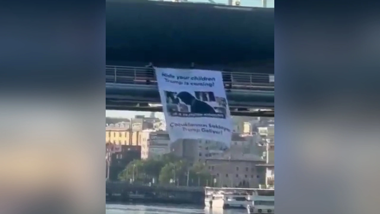 Haliç'te Trump protestosu: Çocuklarınızı saklayın Trump geliyor