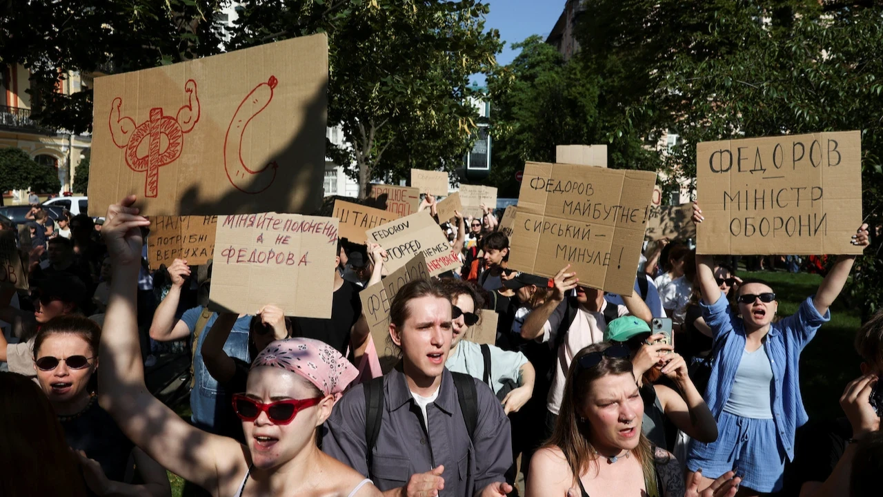 Zelenskiy'nin kararı, halkı sokağa döktü