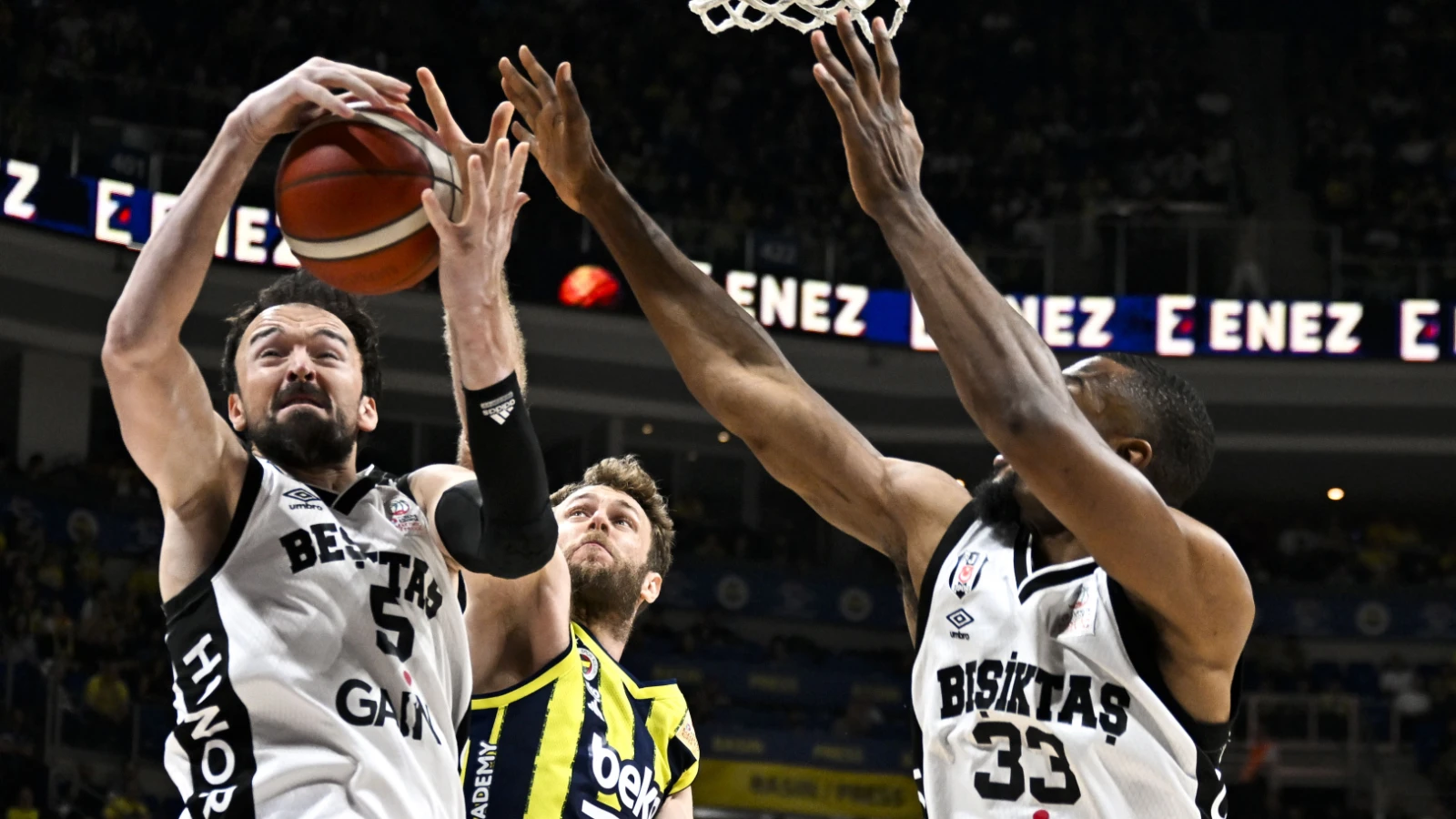 Beşiktaş, Fenerbahçe Beko'yu yenerek seride 1-0 öne geçti