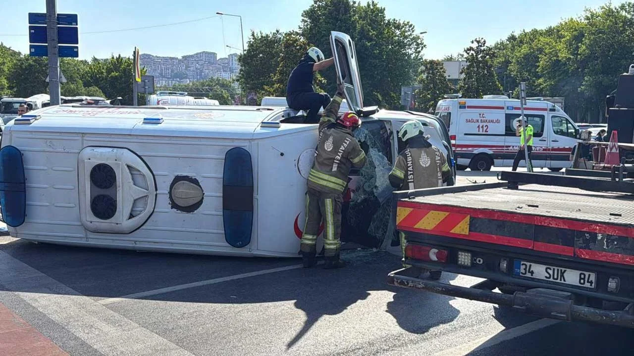 Kağıthane'de ambulans devrildi! Yaralılar var