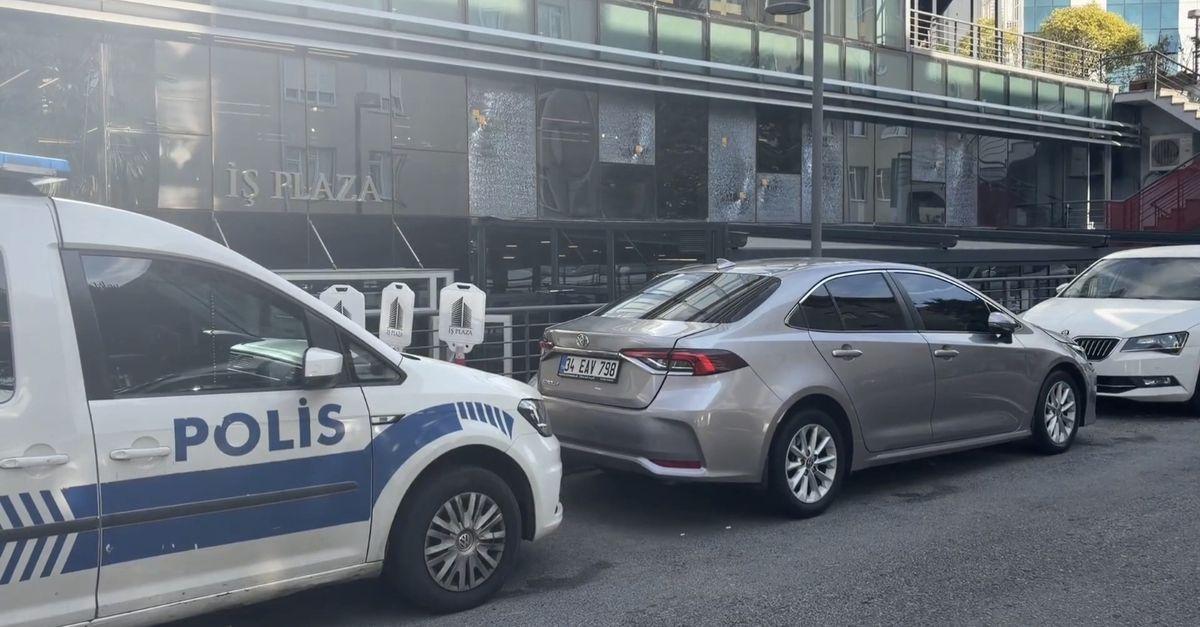 Beykoz'da iş merkezine silahlı saldırı; şüpheliler motosikletle kaçtı