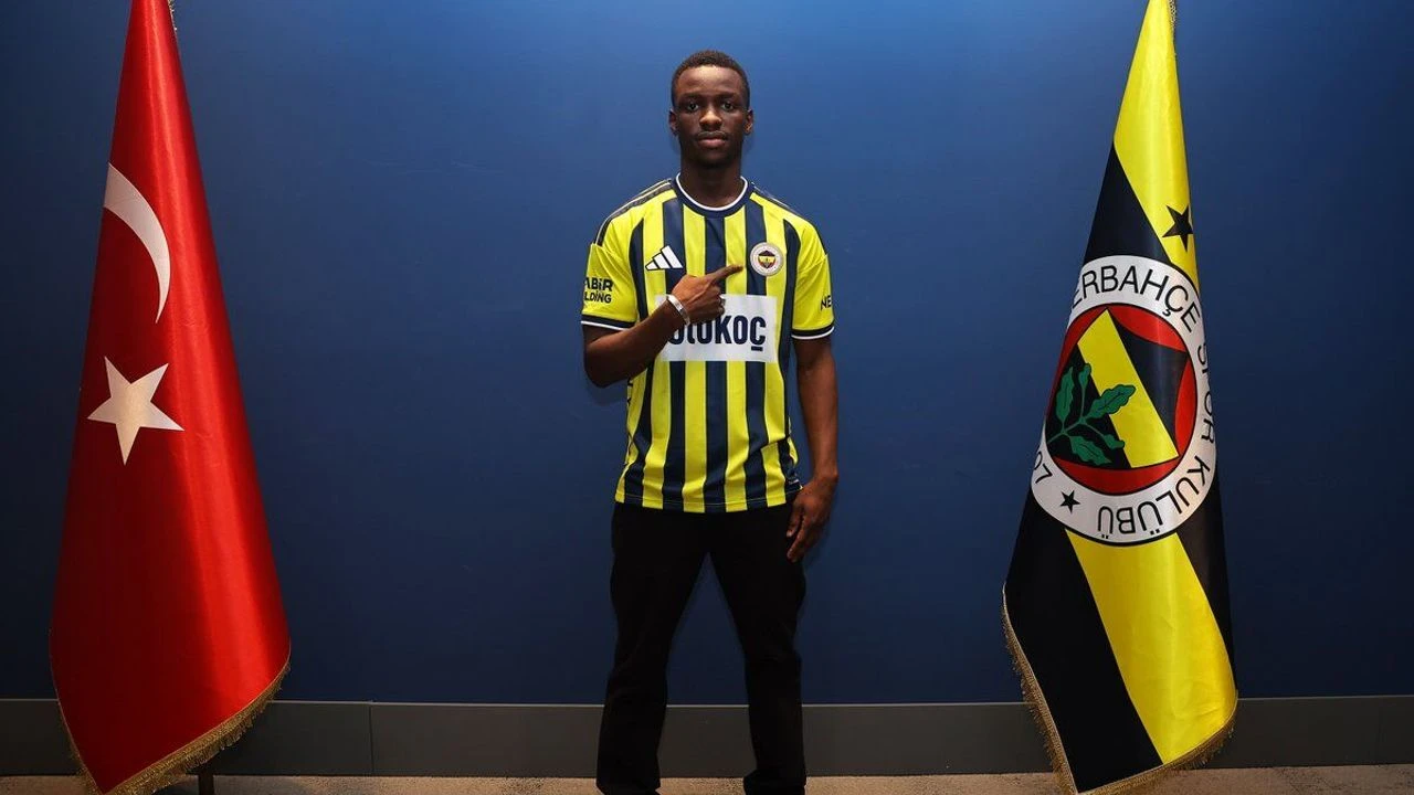 Amara Diouf resmen Fenerbahçe'de! 5 yıllık imza