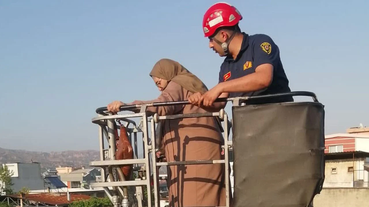 Asansörde mahsur kalan yaşlı kadın böyle kurtarıldı!
