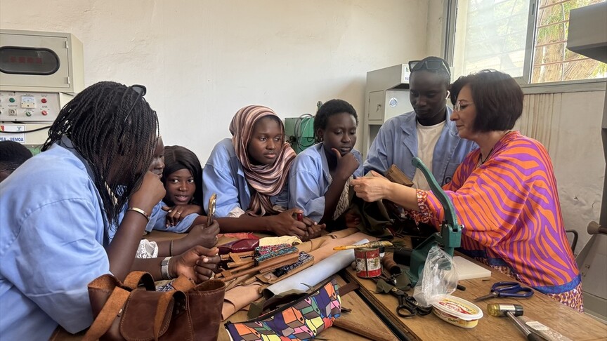Olgunlaşma Enstitüsü öğretmenleri, Dakar'da el sanatları öğrencilerine eğitim verdi