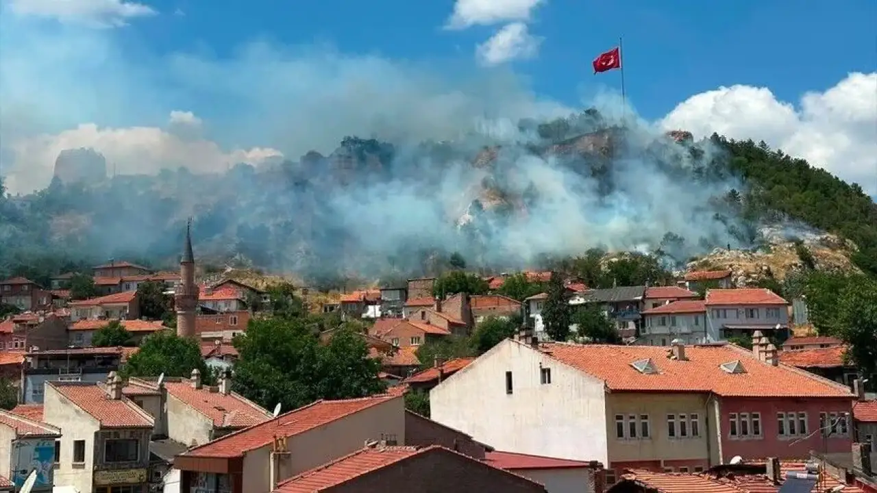 Tarihi Kütahya Kalesi eteklerinde yangın: Ekipler müdahale ediyor