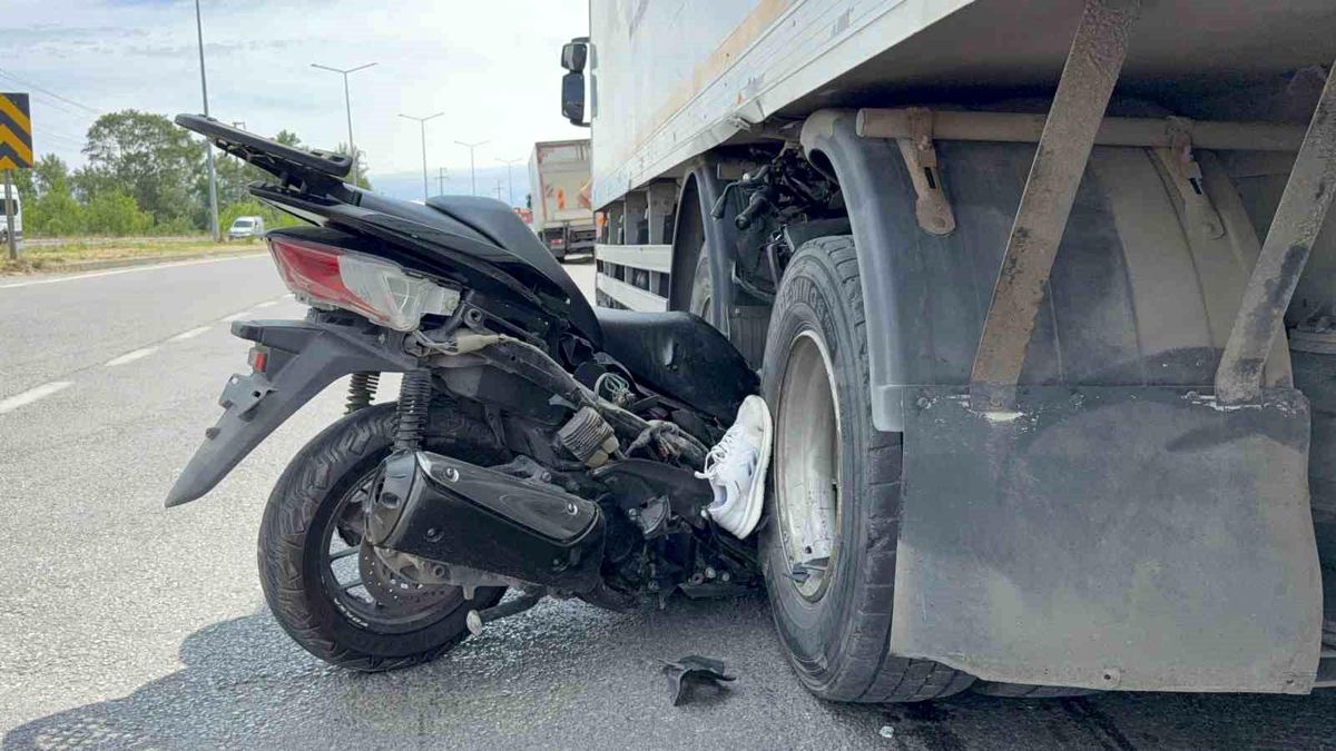 Motosiklet kamyonun tekerleri arasına ok gibi saplandı: Emekli komiser yardımcısı hayatını kaybetti