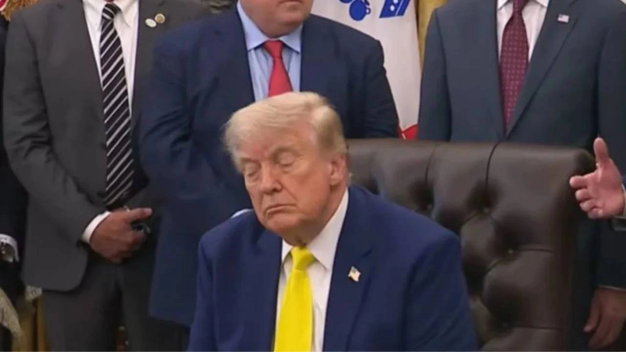 Koltuğunda yana kaydı, gözleri kapandı! Trump'ın o anları Oval Ofis'te kriz çıkardı