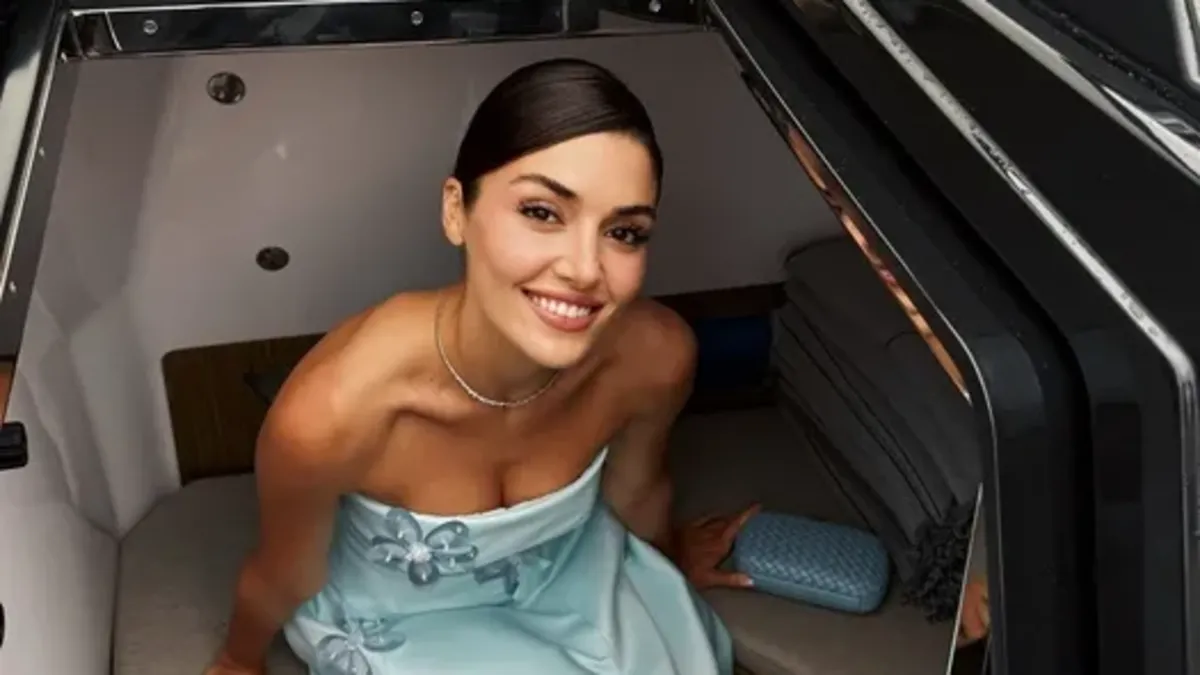 Plajın en tatlı teyzesi! Hande Erçel yeğeni Mavi ile Bodrum sularında