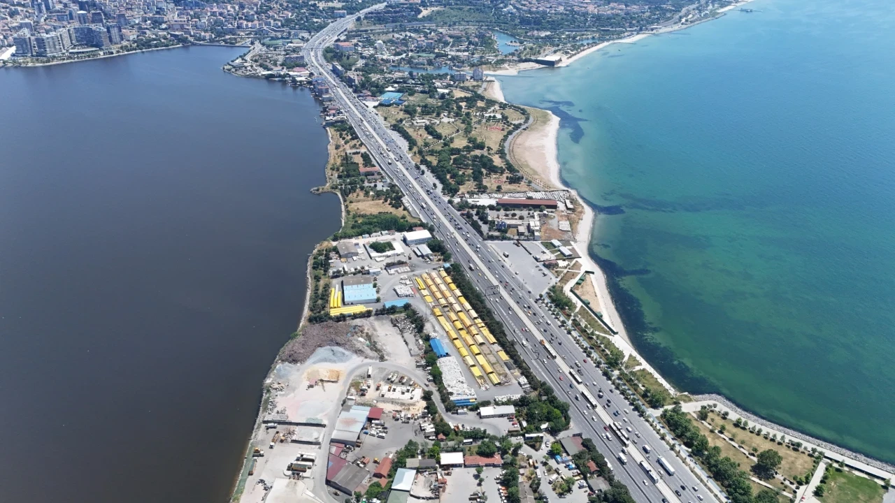İstanbul’un kalbinde çevre felaketi: Bir yanda mavi deniz, bir yanda kahverengi göl