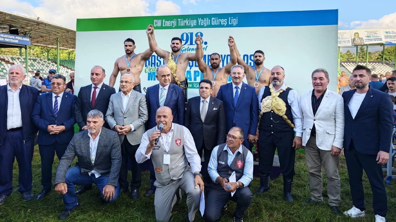 Erkan Taş, Mustafa Taş'ı yenerek 918. Aybastı Perşembe Yaylası Güreşleri'nin başpehlivanı oldu