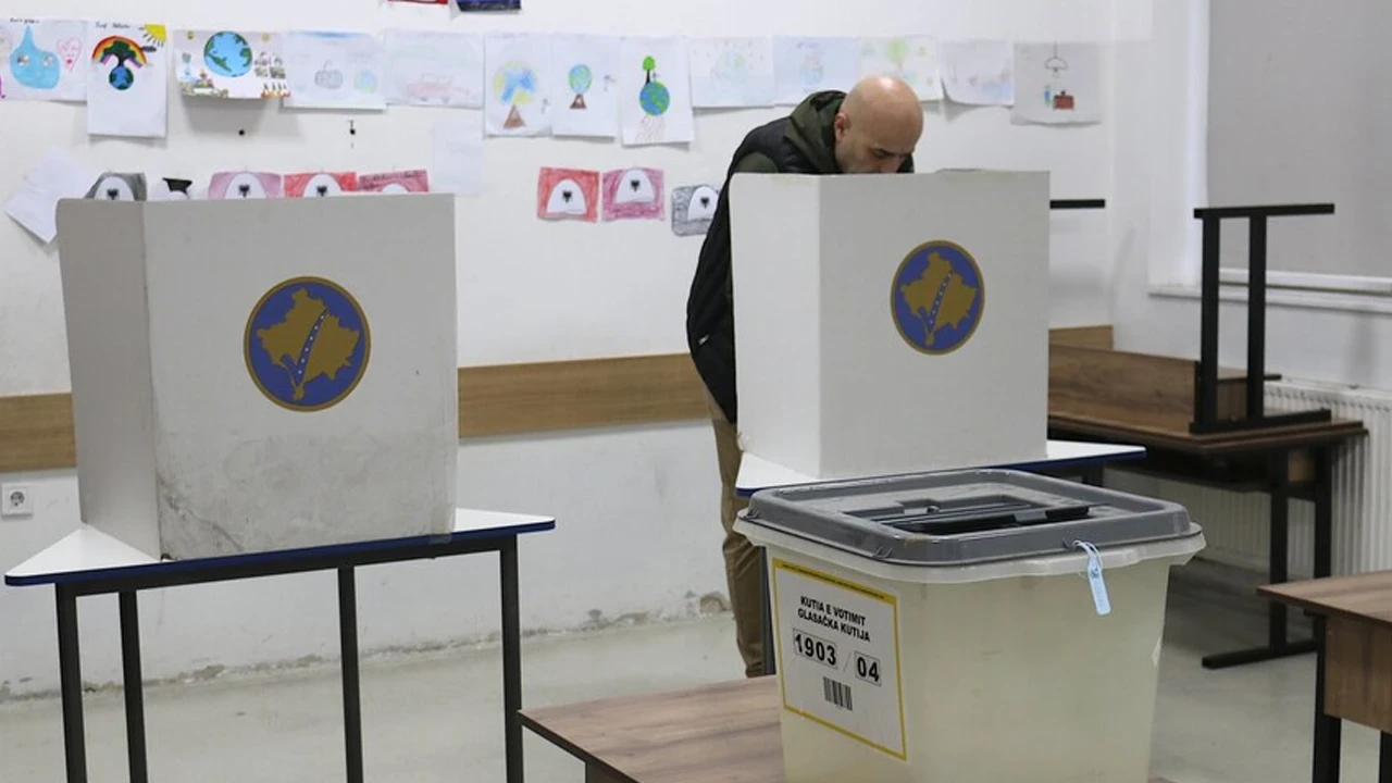 Kosova sandık başında: Erken genel seçimlerde oy verme işlemi başladı