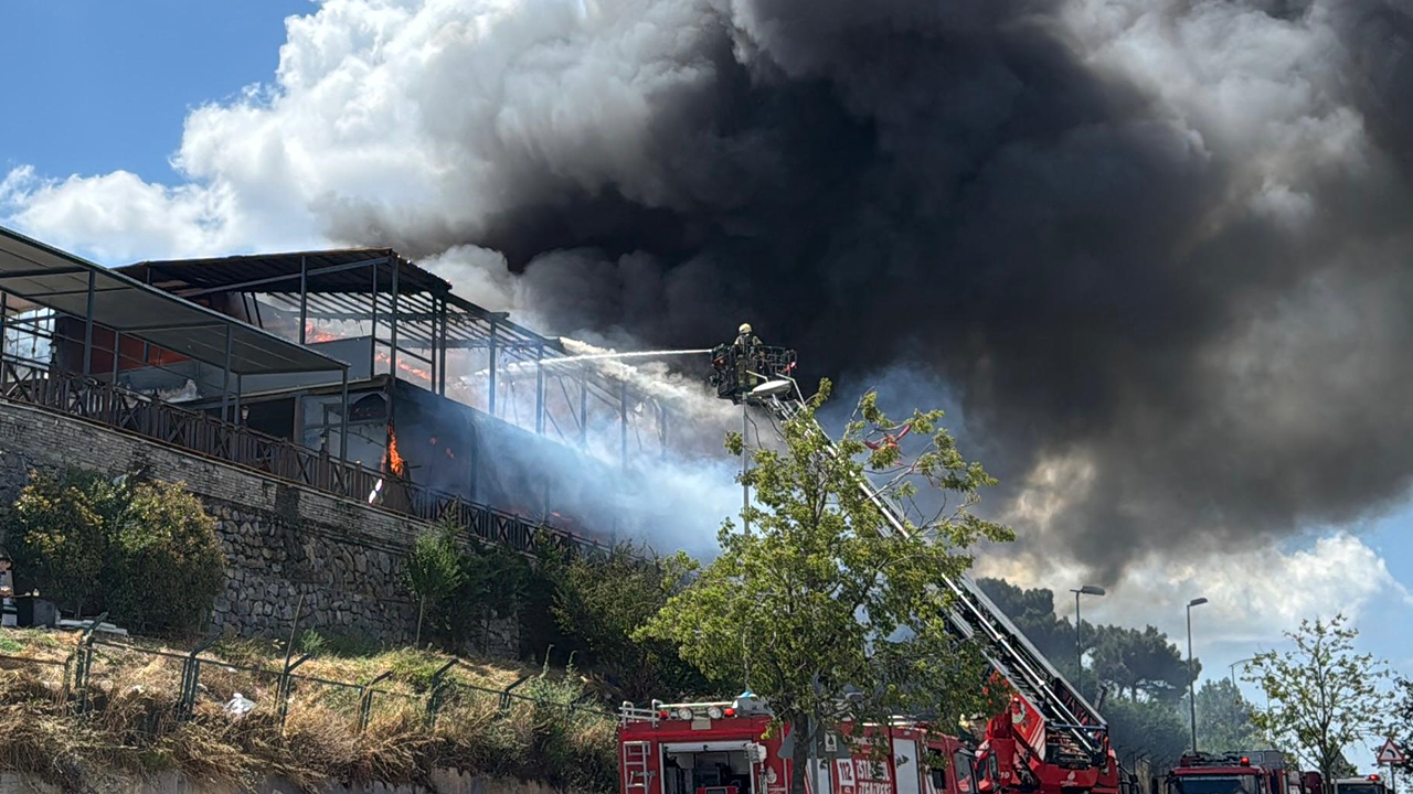 Maltepe'de restoranda çıkan yangına itfaiye ekipleri müdahale ediyor