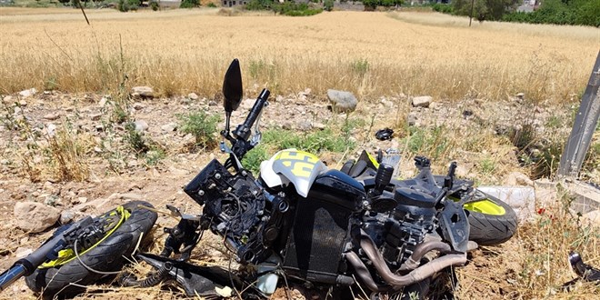 Kamyonet ile motosiklet çarpıştı; 1 ölü, 1 yaralı